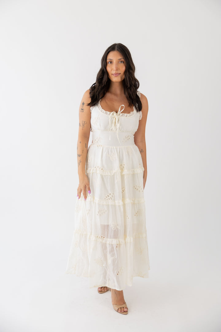 VESTIDO CREME COM BORDADOS PONTO CHIC
