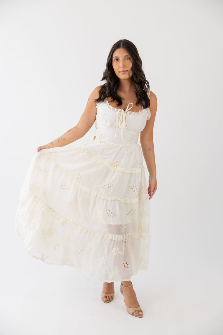 VESTIDO CREME COM BORDADOS PONTO CHIC