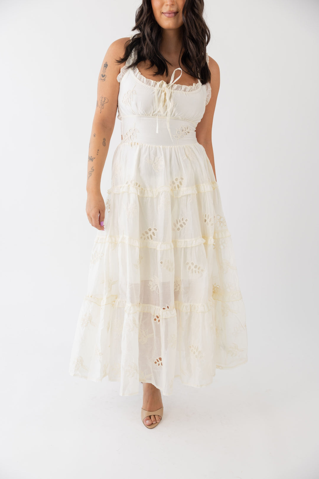 VESTIDO CREME COM BORDADOS PONTO CHIC