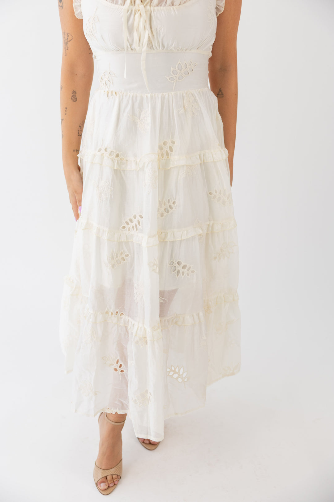 VESTIDO CREME COM BORDADOS PONTO CHIC