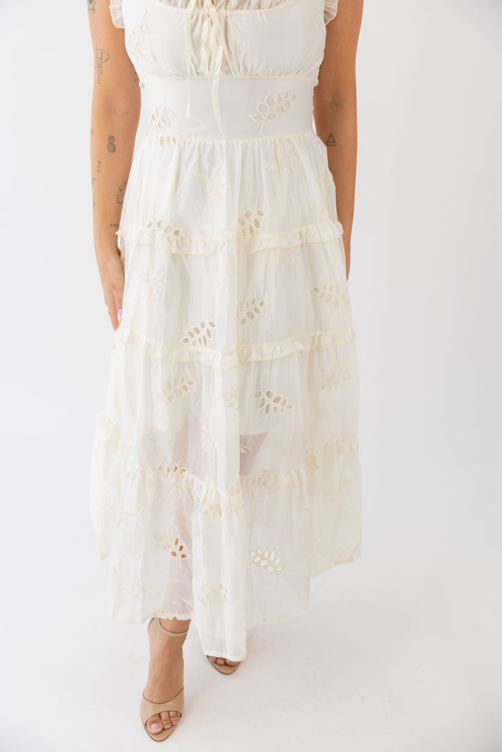 VESTIDO CREME COM BORDADOS PONTO CHIC