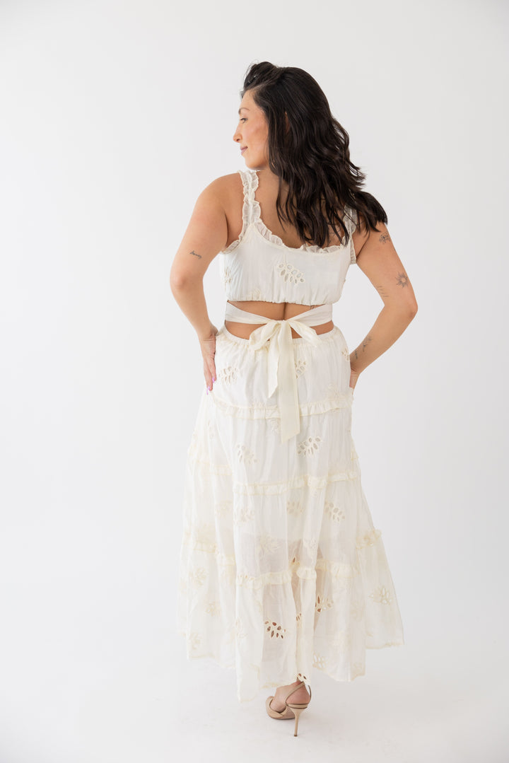 VESTIDO CREME COM BORDADOS PONTO CHIC