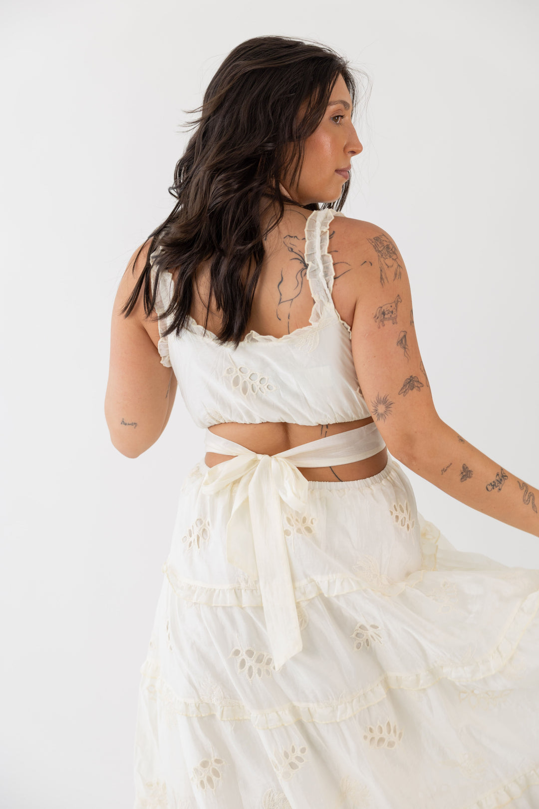 VESTIDO CREME COM BORDADOS PONTO CHIC