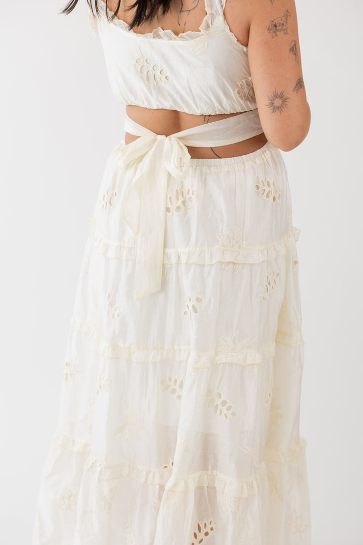 VESTIDO CREME COM BORDADOS PONTO CHIC