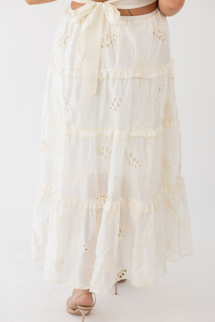VESTIDO CREME COM BORDADOS PONTO CHIC