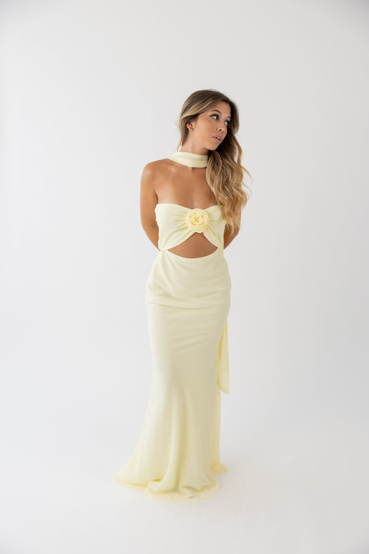 VESTIDO COMPRIDO AMARELO COM FLOR PONTO CHIC