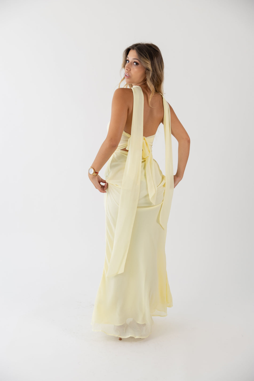 VESTIDO COMPRIDO AMARELO COM FLOR PONTO CHIC