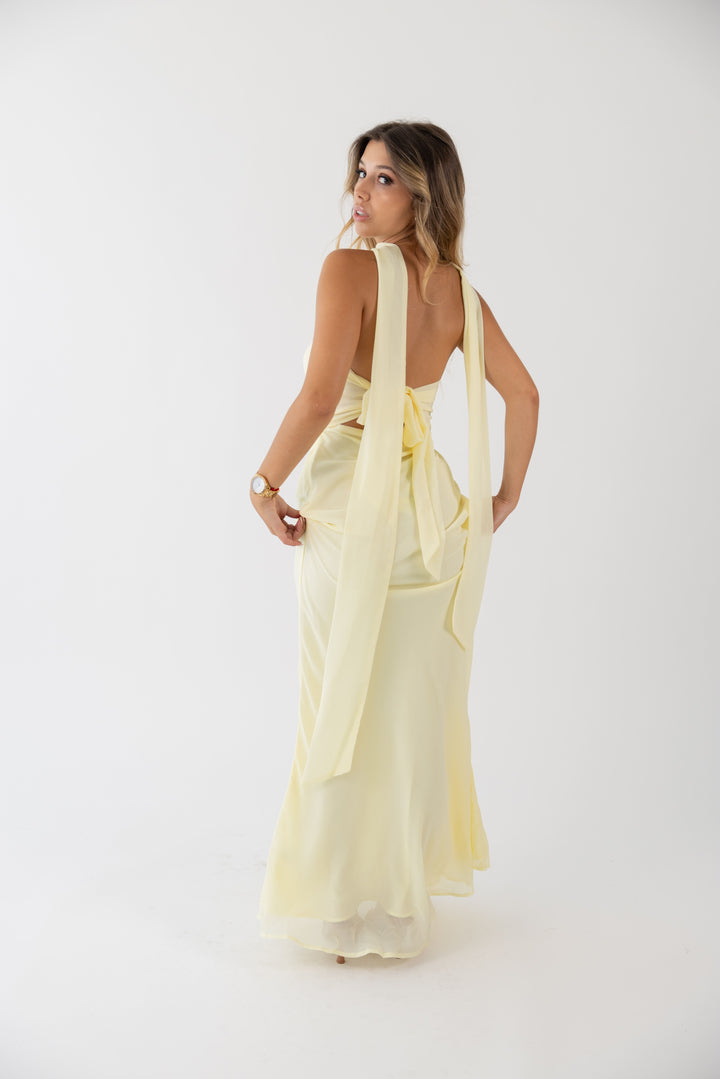 VESTIDO COMPRIDO AMARELO COM FLOR PONTO CHIC