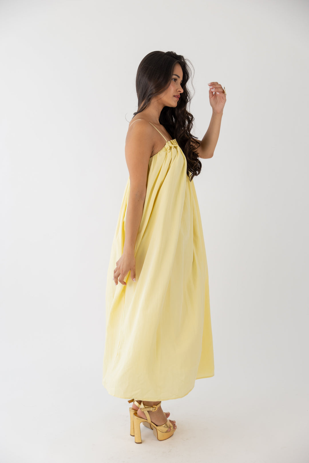 VESTIDO AMARELO COM PREGAS NO DECOTE PONTO CHIC