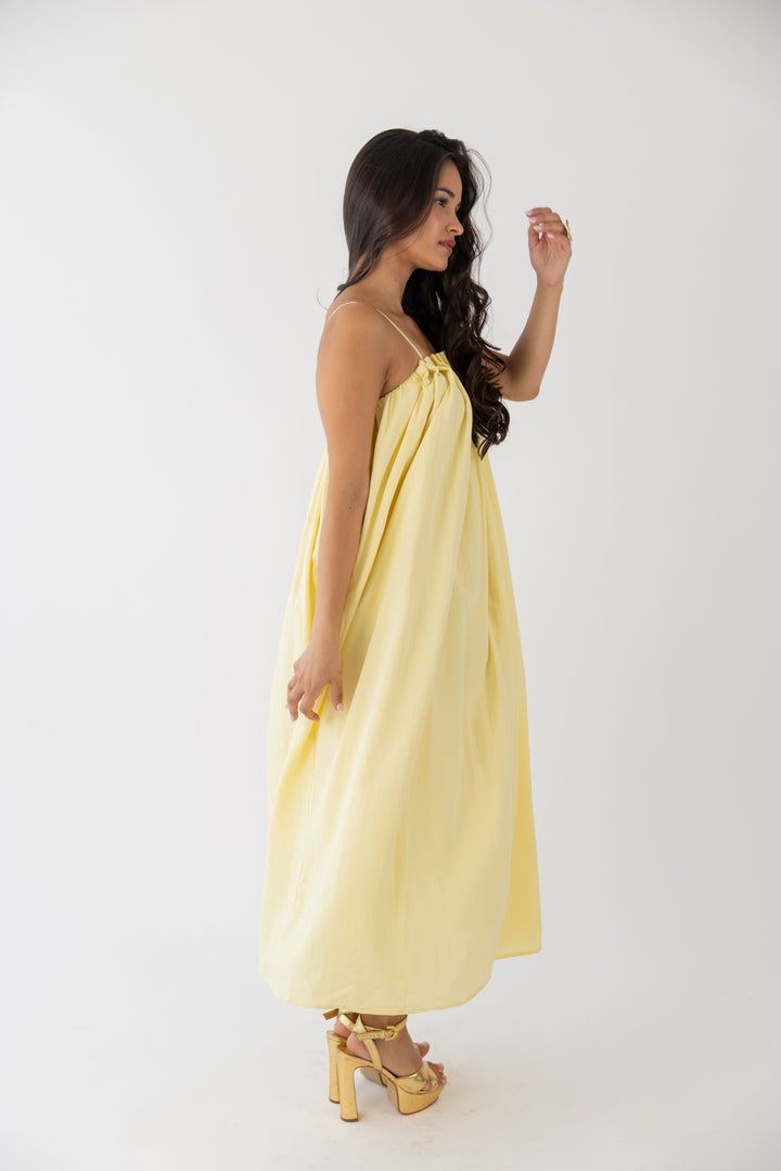 VESTIDO AMARELO COM PREGAS NO DECOTE PONTO CHIC