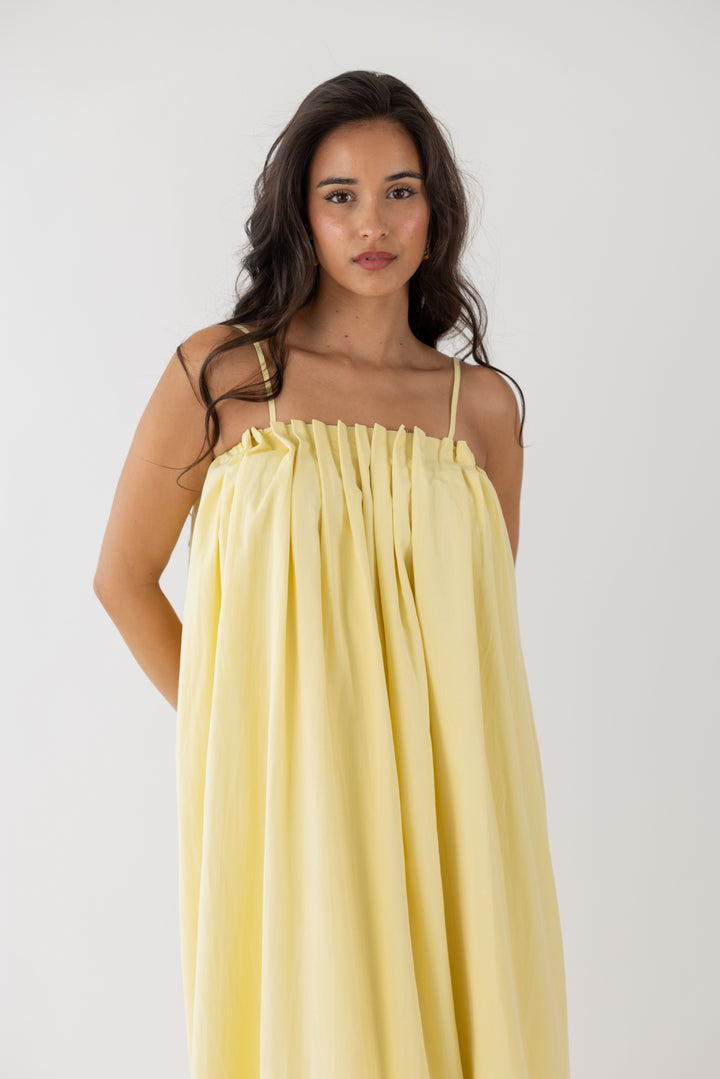 VESTIDO AMARELO COM PREGAS NO DECOTE PONTO CHIC