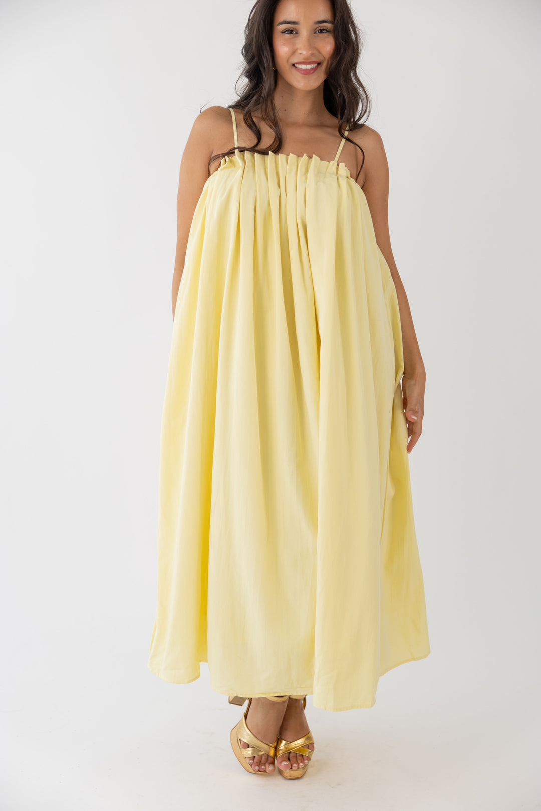 VESTIDO AMARELO COM PREGAS NO DECOTE PONTO CHIC