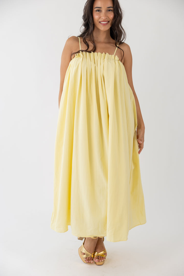 VESTIDO AMARELO COM PREGAS NO DECOTE PONTO CHIC