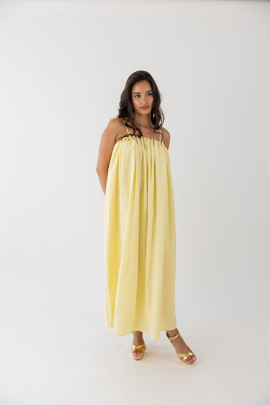 VESTIDO AMARELO COM PREGAS NO DECOTE PONTO CHIC