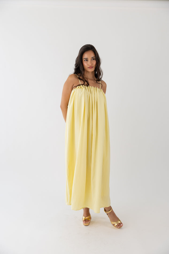 VESTIDO AMARELO COM PREGAS NO DECOTE PONTO CHIC