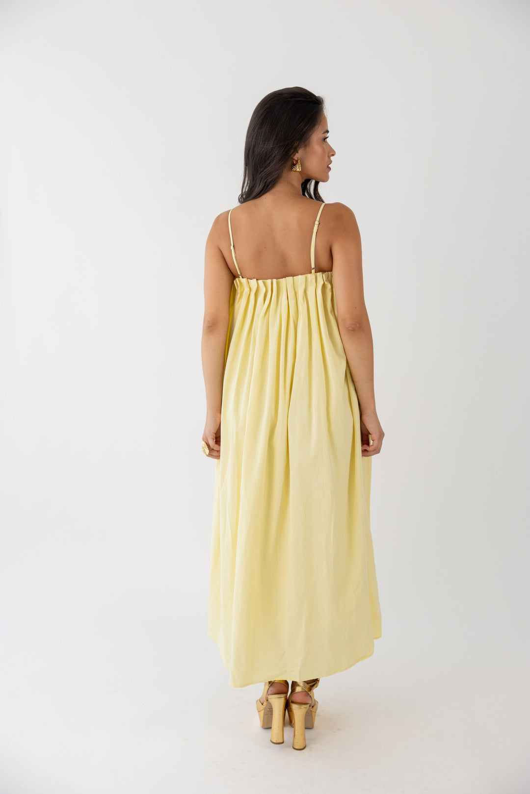 VESTIDO AMARELO COM PREGAS NO DECOTE PONTO CHIC