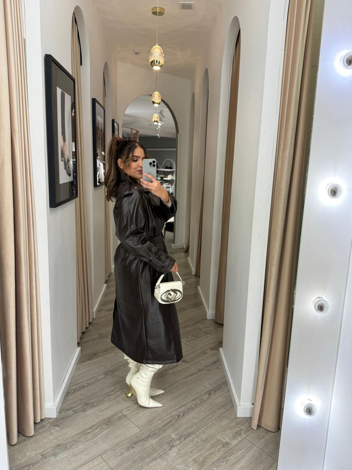 TRENCH COAT EM ECOPELE CASTANHO PONTO CHIC