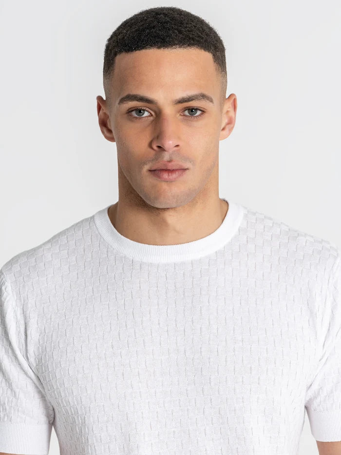 T-SHIRT BRANCA EM MALHA QUADRADOS PONTO CHIC
