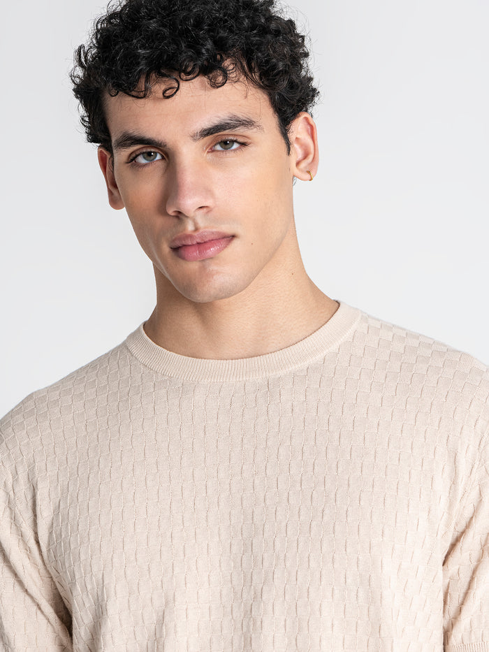 T-SHIRT BEGE EM MALHA QUADRADOS PONTO CHIC