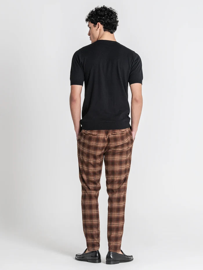 T-SHIRT PRETA DE MALHA LISA PONTO CHIC