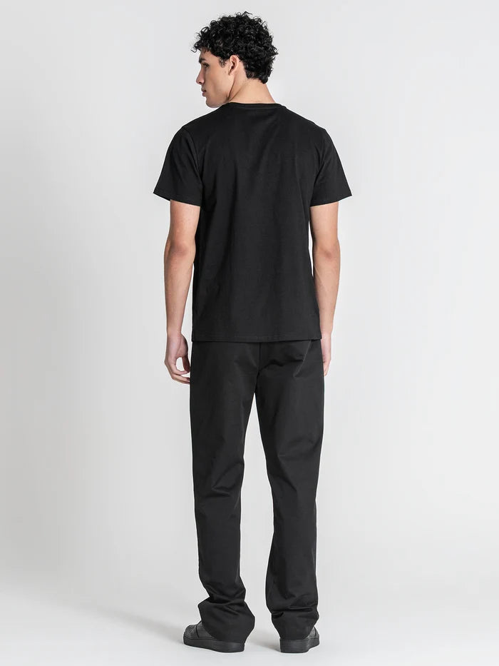 T-SHIRT PRETA COM LOGÓTIPO PONTO CHIC