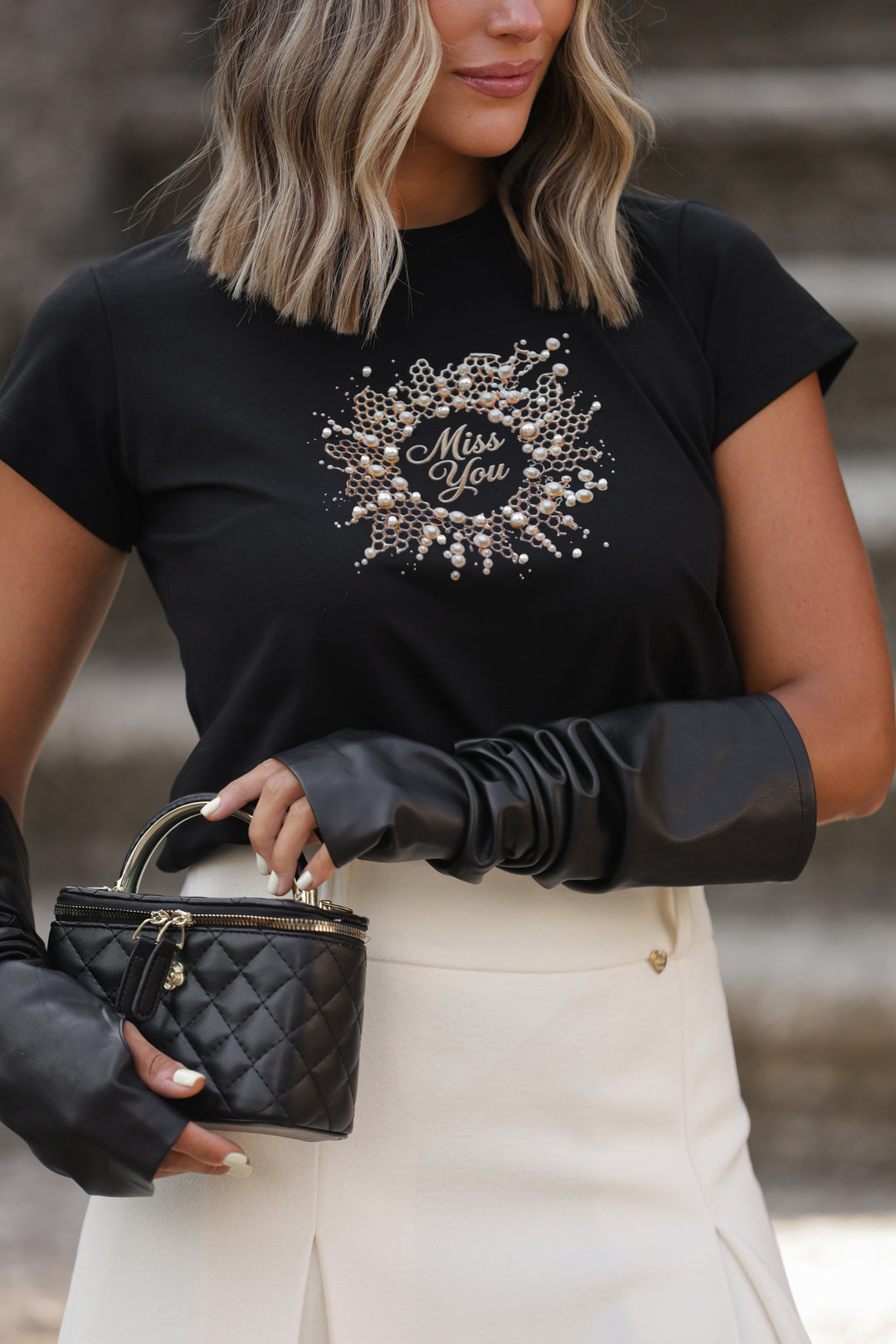 T-SHIRT PRETA COM ESTAMPADO MISS YOU E APLICAÇÕES PONTO CHIC