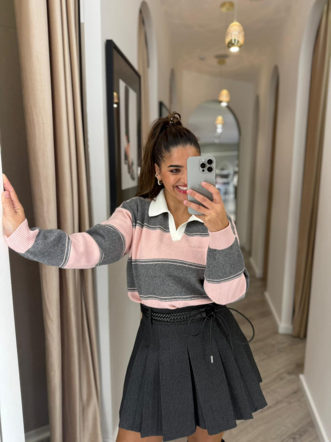 POLO CINZA E ROSA COM DECOTE EM V PONTO CHIC