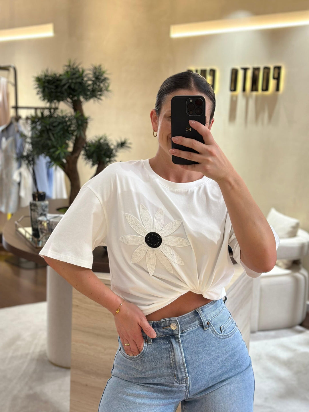 T-SHIRT BRANCA COM FLOR NA FRENTE PONTO CHIC