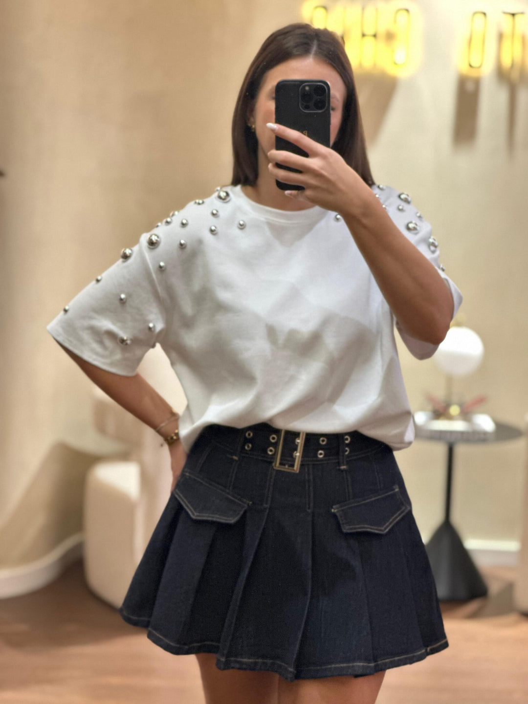 T-SHIRT BRANCA COM PÉROLAS METÁLICAS PONTO CHIC