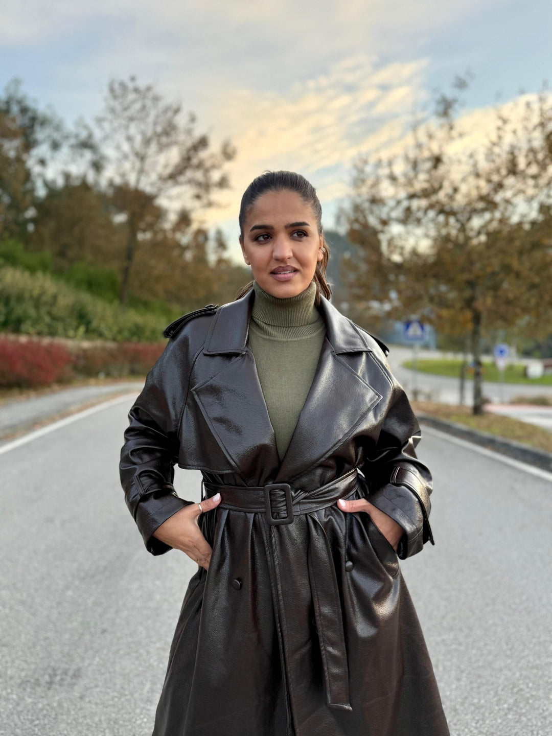TRENCH COAT EM ECOPELE CASTANHO PONTO CHIC