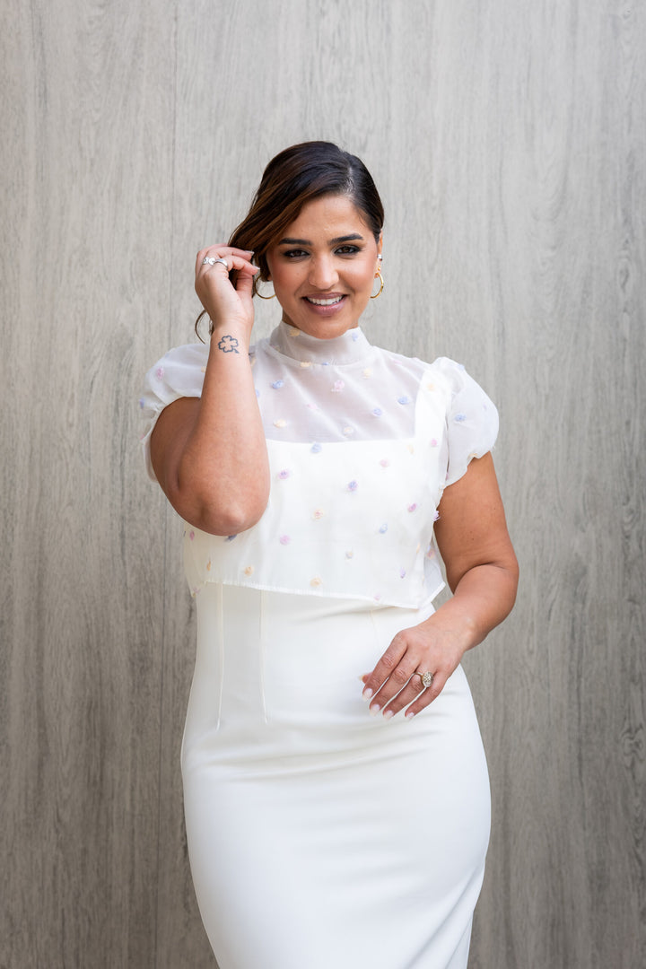 VESTIDO MIDI CRU COM SOBREPOSIÇÃO EM TULE BORDADO PONTO CHIC