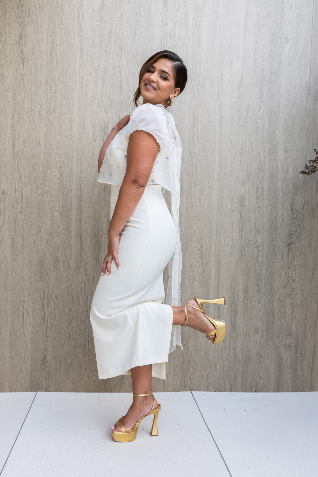 VESTIDO MIDI CRU COM SOBREPOSIÇÃO EM TULE BORDADO PONTO CHIC
