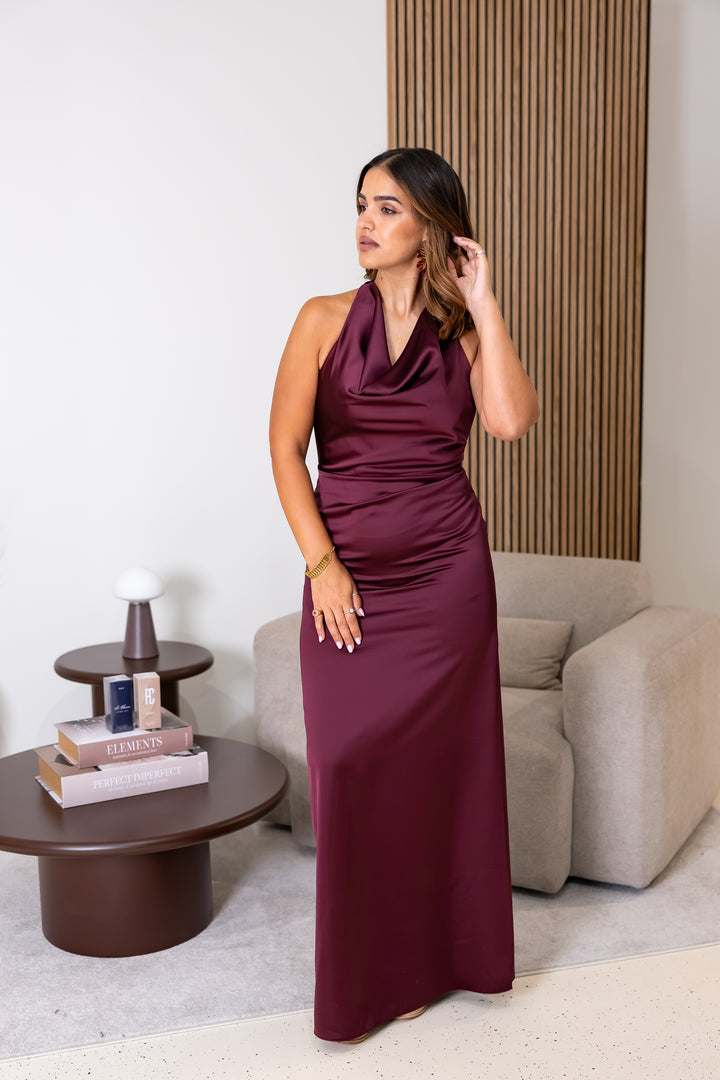 VESTIDO COMPRIDO BORDÔ ACETINADO COM DECOTE DRAPEADO RINASCIMENTO