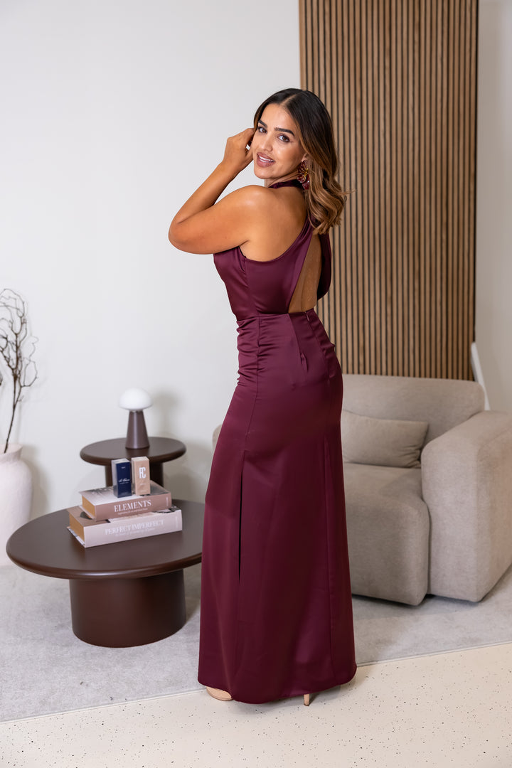 VESTIDO COMPRIDO BORDÔ ACETINADO COM DECOTE DRAPEADO RINASCIMENTO