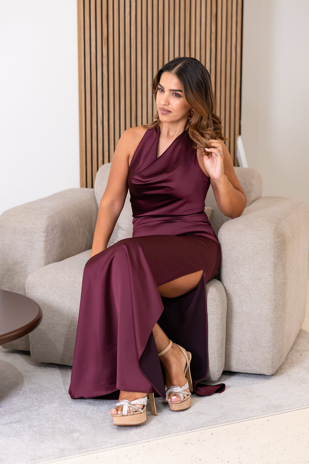 VESTIDO COMPRIDO BORDÔ ACETINADO COM DECOTE DRAPEADO RINASCIMENTO