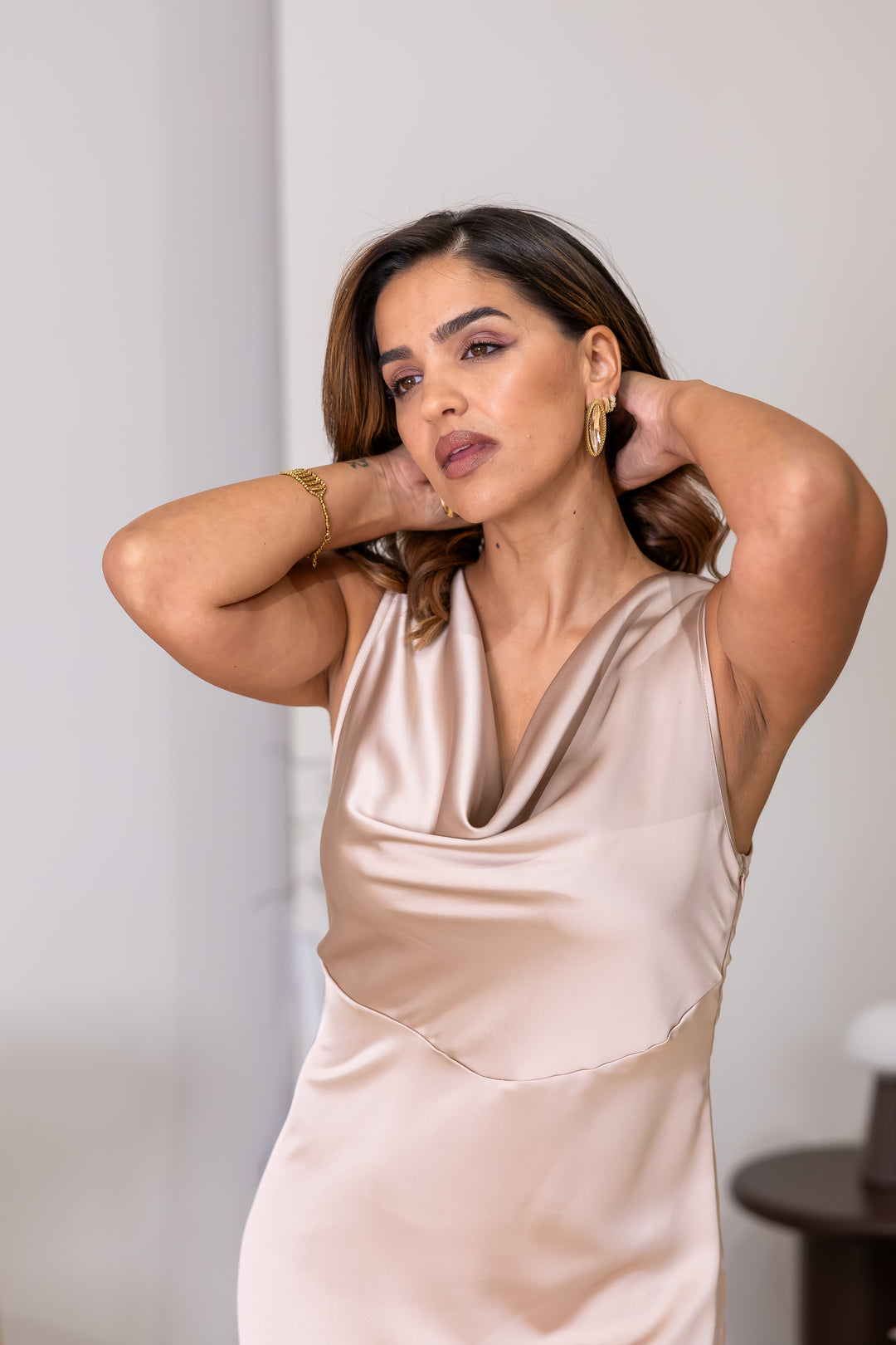 VESTIDO COMPRIDO BEGE ACETINADO COM FAIXAS DE RENDA RINASCIMENTO