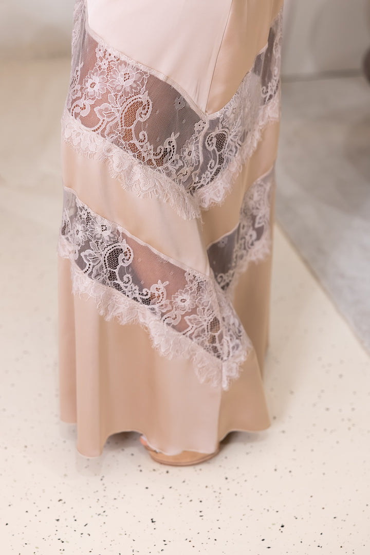 VESTIDO COMPRIDO BEGE ACETINADO COM FAIXAS DE RENDA RINASCIMENTO