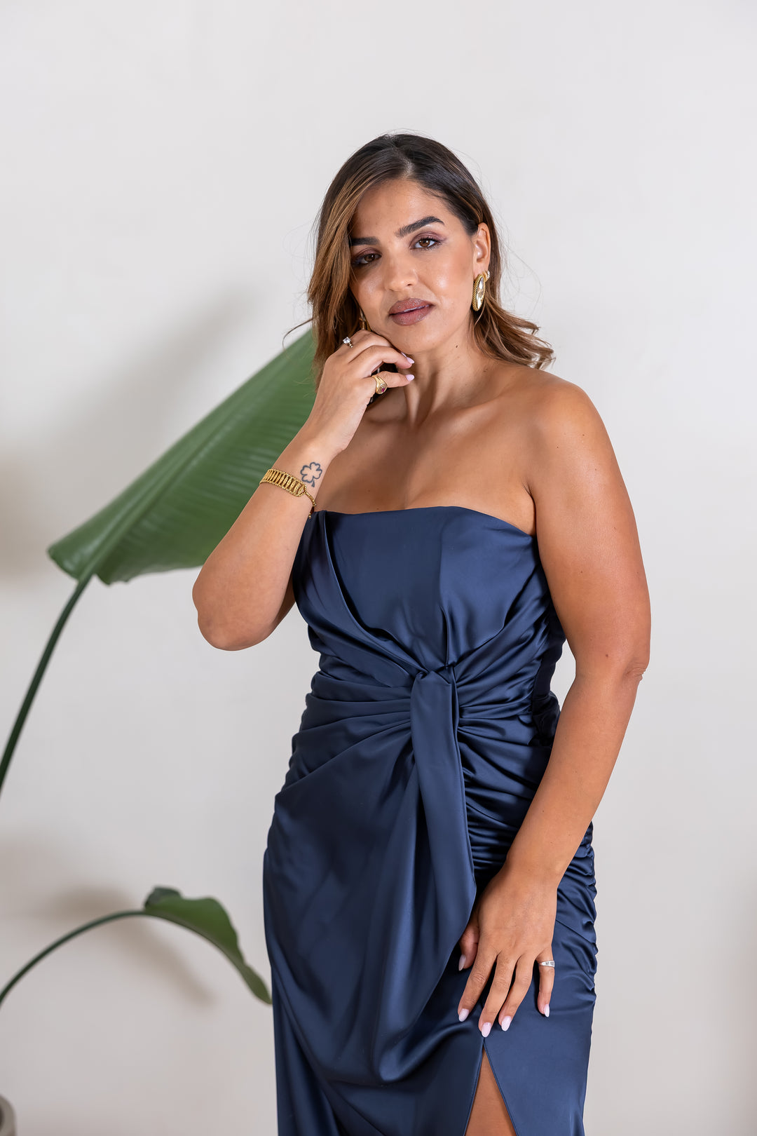 VESTIDO COMPRIDO AZUL MARINHO ACETINADO COM DRAPEADO RINASCIMENTO