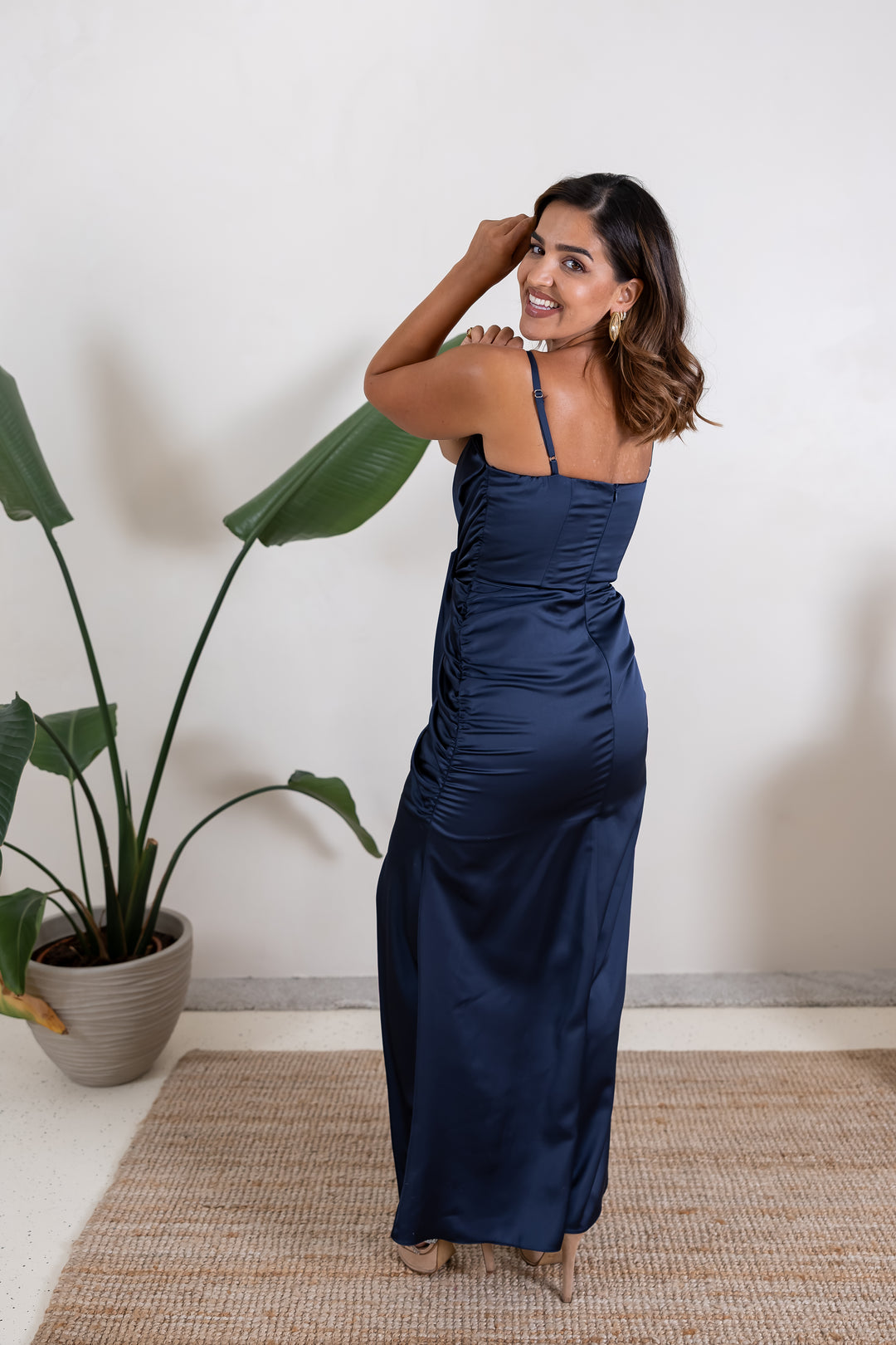VESTIDO COMPRIDO AZUL MARINHO ACETINADO COM DRAPEADO RINASCIMENTO