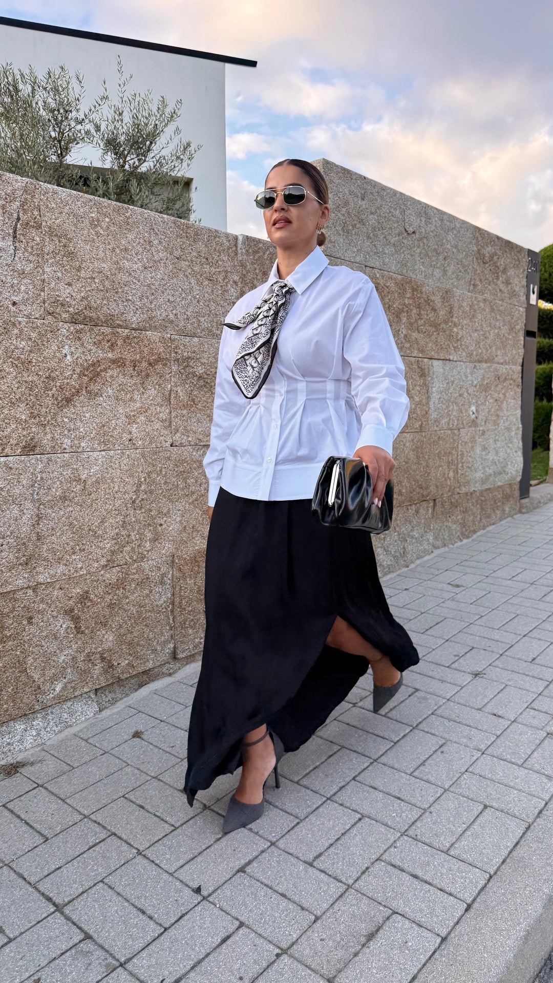LENÇO BRANCO COM PADRÃO MONOGRAMA PRETO PONTO CHIC