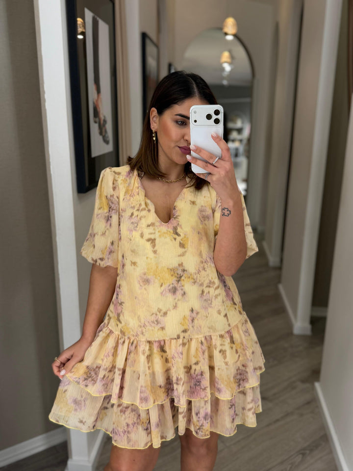 VESTIDO AMARELO FLORAL COM FOLHOS PONTO CHIC