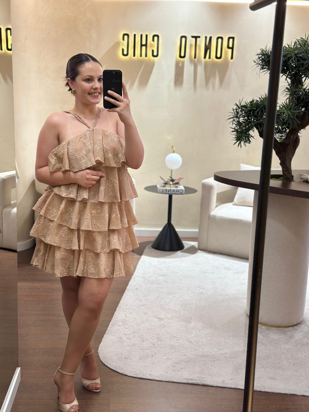 VESTIDO NUDE CURTO COM FOLHOS PONTO CHIC