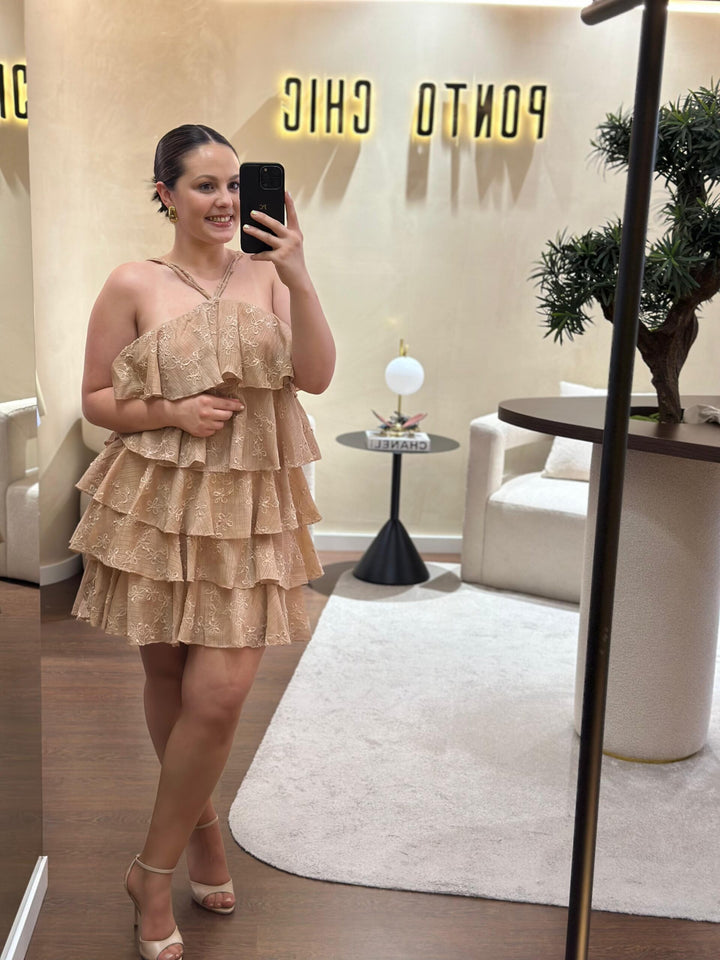 VESTIDO NUDE CURTO COM FOLHOS PONTO CHIC