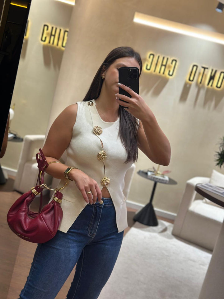 COLETE EM MALHA BRANCO COM BOTÕES DOURADOS PONTO CHIC