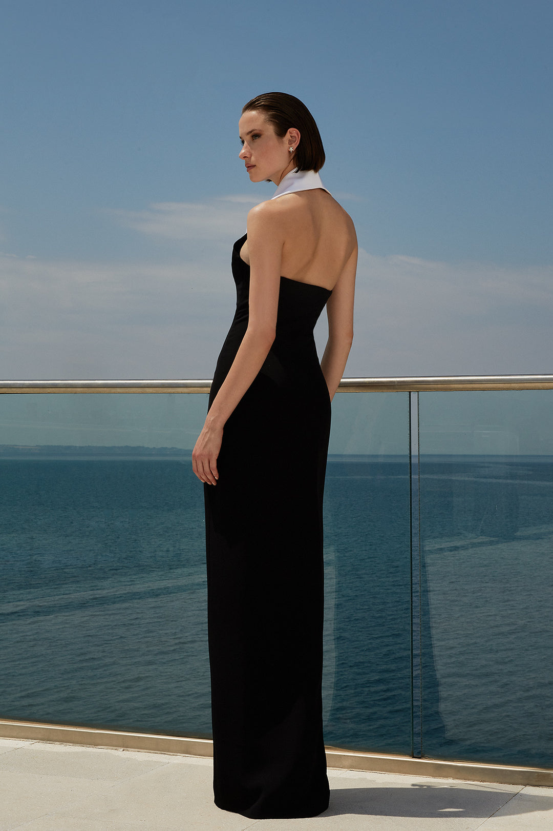 VESTIDO LONGO PRETO COM GOLA BRANCA PONTO CHIC