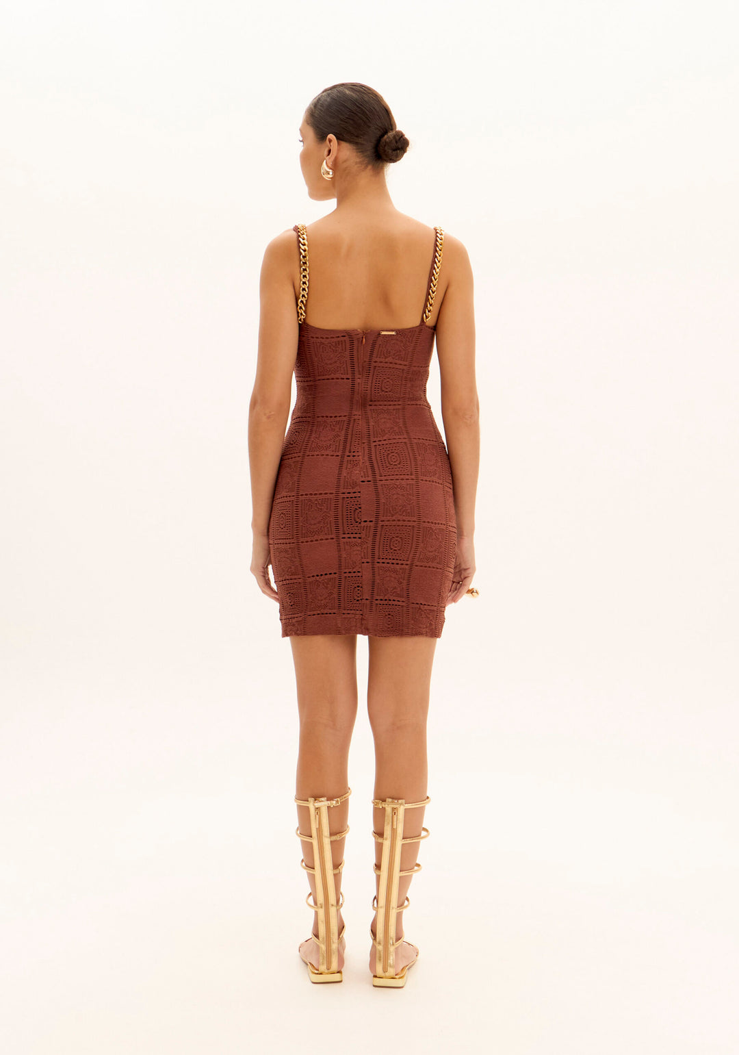 VESTIDO CURTO CASTANHO COM CORRENTE LANÇA PERFUME