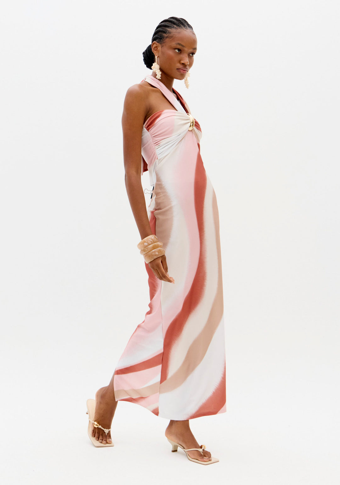 VESTIDO ROSA E CAMEL ACETINADO COM DETALHE DOURADO LANÇA PERFUME