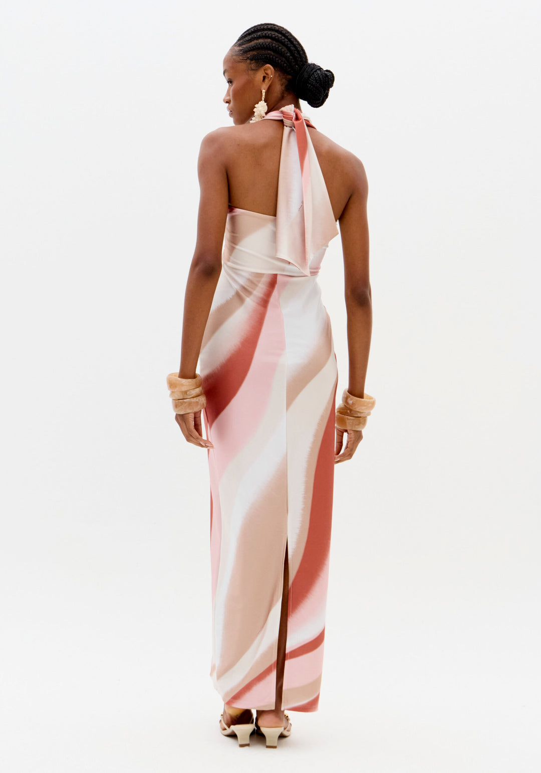 VESTIDO ROSA E CAMEL ACETINADO COM DETALHE DOURADO LANÇA PERFUME