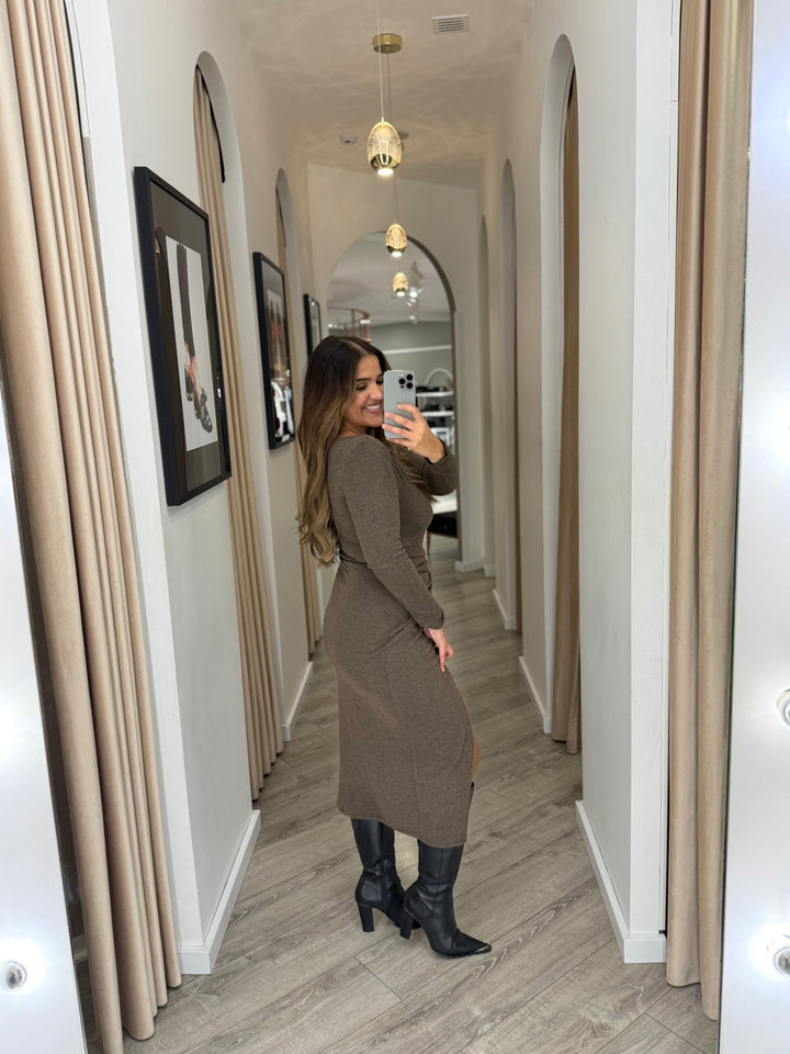 VESTIDO CASTANHO COM FIVELA DOURADA PONTO CHIC