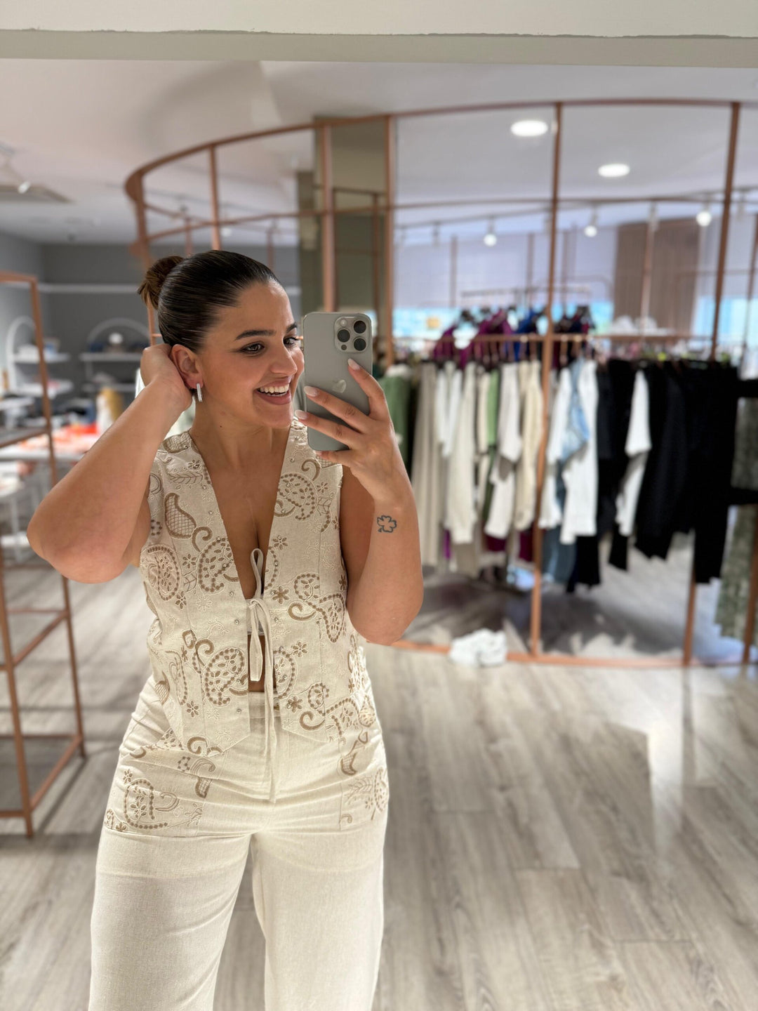 CONJUNTO EM LINHO COLETE E PANTALONA PONTO CHIC